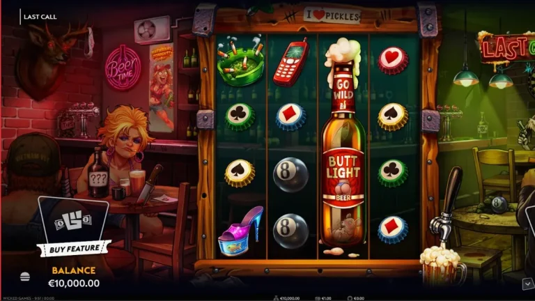 Tampilan visual slot Last Call dengan tema bar gurun yang penuh debu dan neon.